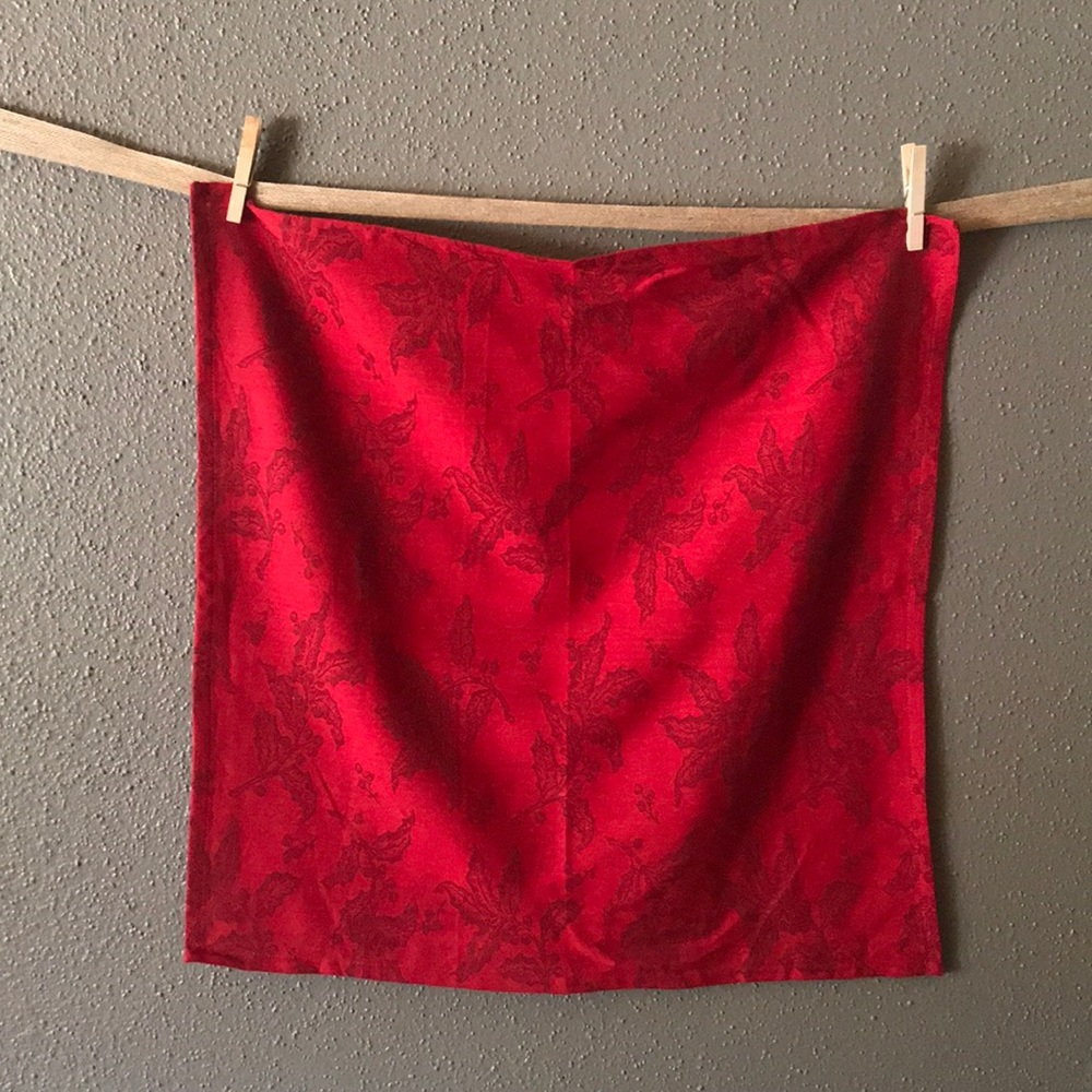 Crate & Barrel Holly Leaf Napkins - Picture 7 of 9